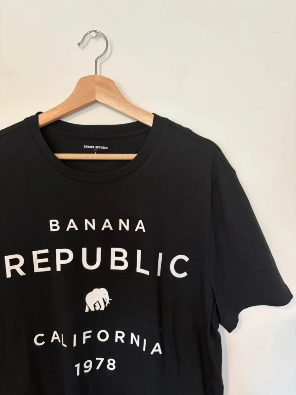Banana Republic Men’s Black Logo Graphic T-Shirt Size Large NWT